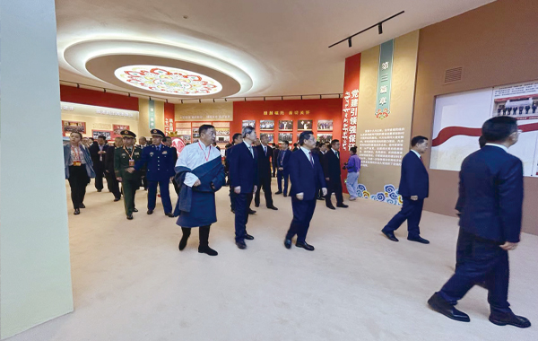 國(guó)家民委副主任段毅君率中央有關(guān)部門(mén)祝賀團(tuán)參觀甘南70年成就展